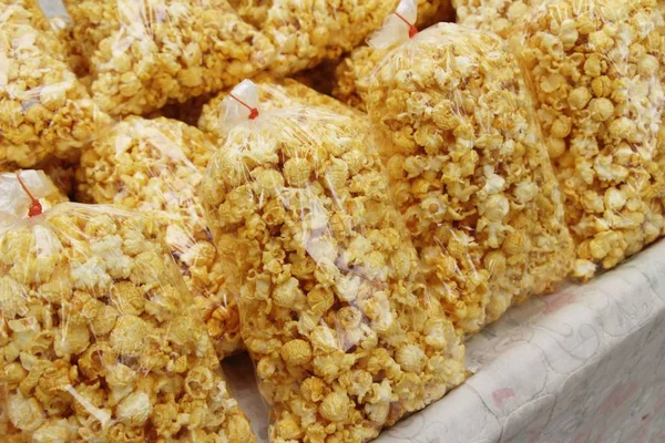 Popcorn med smör läcker på gatumat — Stockfoto