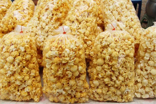 Palomitas de maíz con mantequilla deliciosa en la calle —  Fotos de Stock