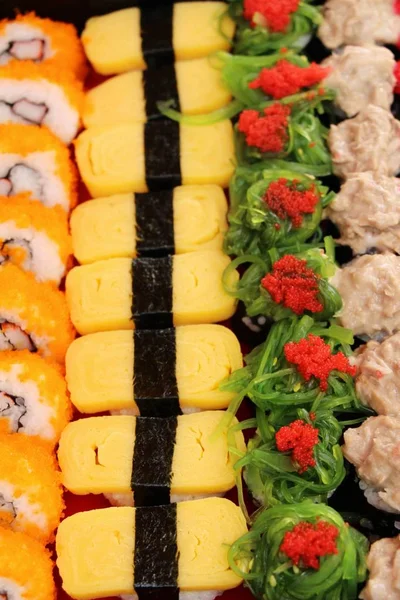 Set de sushi en rollo mixto deliciosa comida japonesa — Foto de Stock
