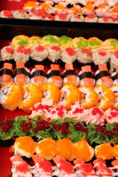 Ensemble de sushis roulés délicieux, cuisine japonaise — Photo