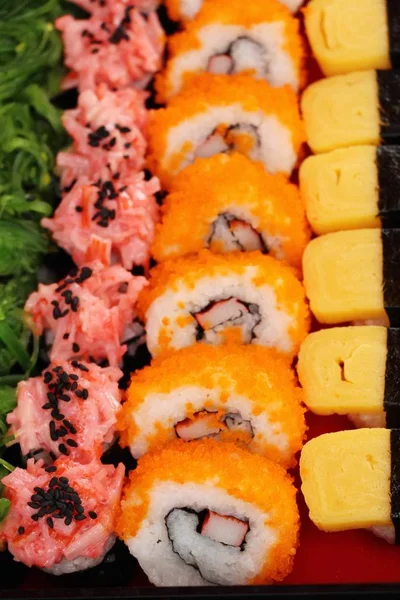 Mieszane roll sushi set pyszne, Japoński żywności — Zdjęcie stockowe