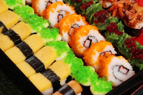 Ensemble de sushis roulés délicieux, cuisine japonaise — Photo
