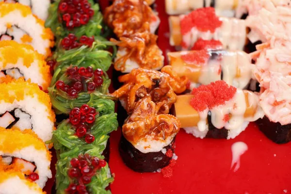 Blandad rulle sushi set läckra, japansk mat — Stockfoto