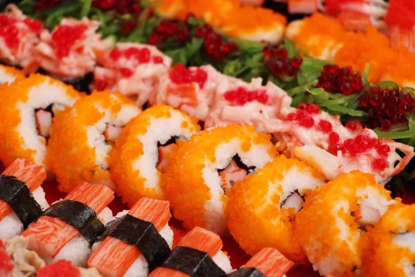 Sushi de rolo misto conjunto delicioso, comida japonesa — Fotografia de Stock