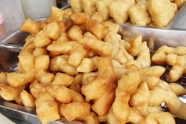 Batom frito delicioso no mercado — Fotografia de Stock