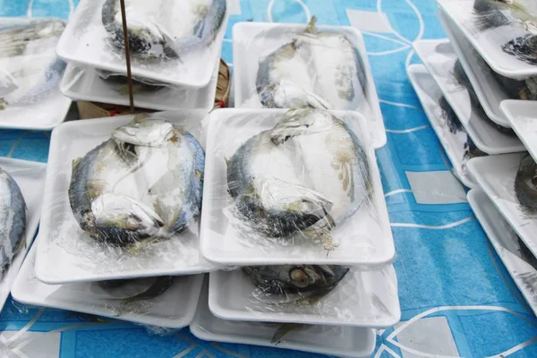 Peixe cavala cozido no vapor delicioso na comida de rua — Fotografia de Stock