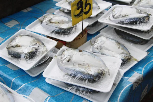 Pescado de caballa al vapor delicioso en la comida callejera —  Fotos de Stock