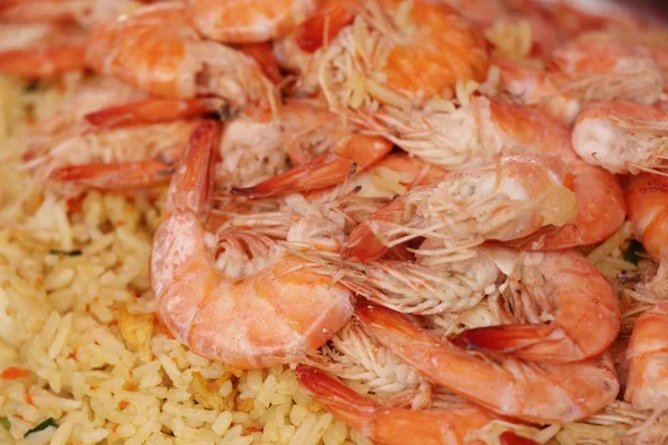 Riz frit aux crevettes aux légumes est deliciou — Photo