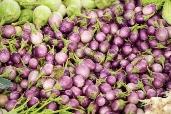 Aubergine fraîche pourpre bio sur le marché — Photo