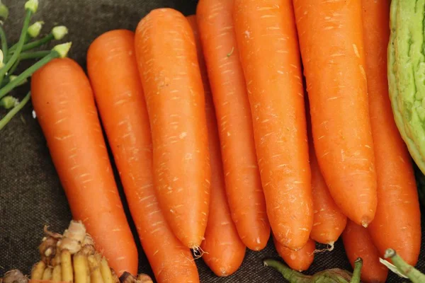 Frische Bio-Karotten zum Kochen auf dem Markt — Stockfoto