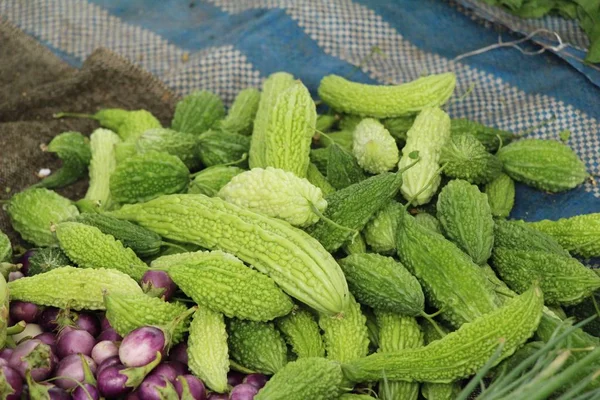 Bitter melon kalebass för matlagning på marknaden — Stockfoto