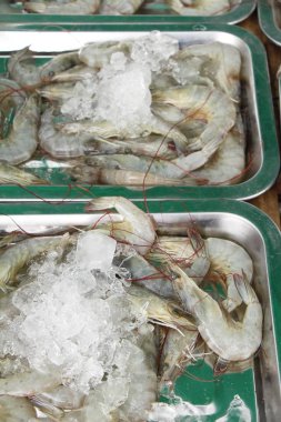 Sokak gıda yemek pişirmek için taze karides