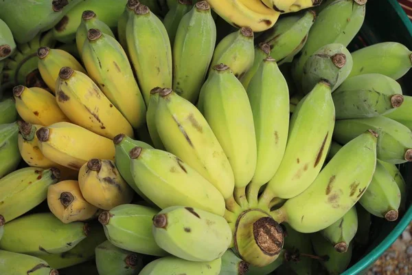 Färska bananer är läckra i marknaden — Stockfoto