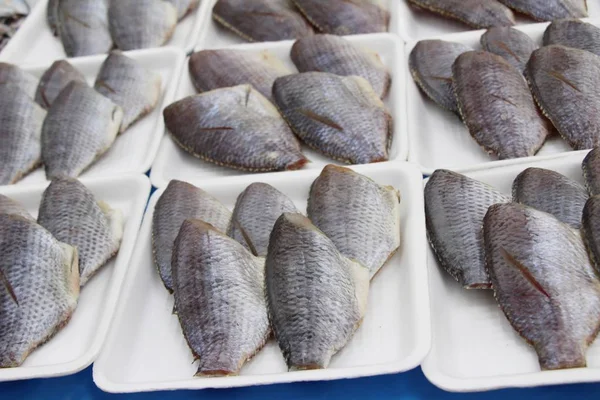 Peixe seco para cozinhar em comida de rua — Fotografia de Stock