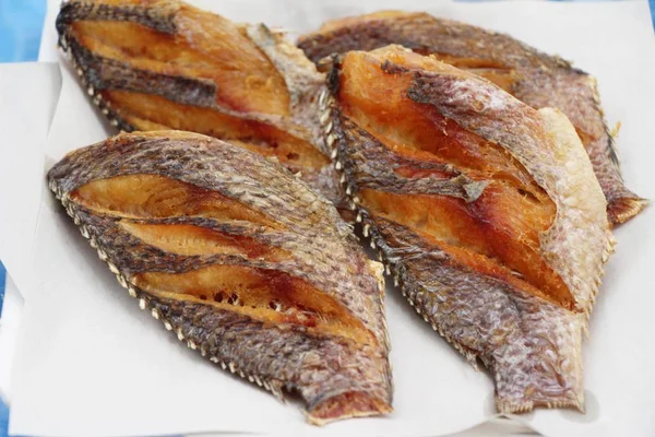 Sült hal ízletes, az utcai élelmiszer — Stock Fotó