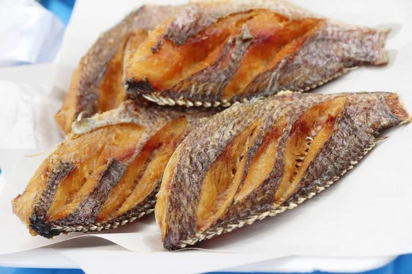 El pescado frito es sabroso en la comida callejera — Foto de Stock