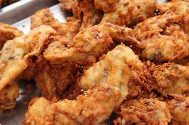 Kızarmış tavuk sokak gıda lezzetlidir