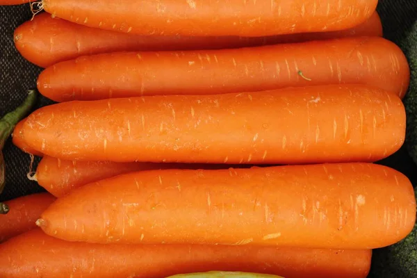 Frische Bio-Karotten zum Kochen auf dem Markt — Stockfoto