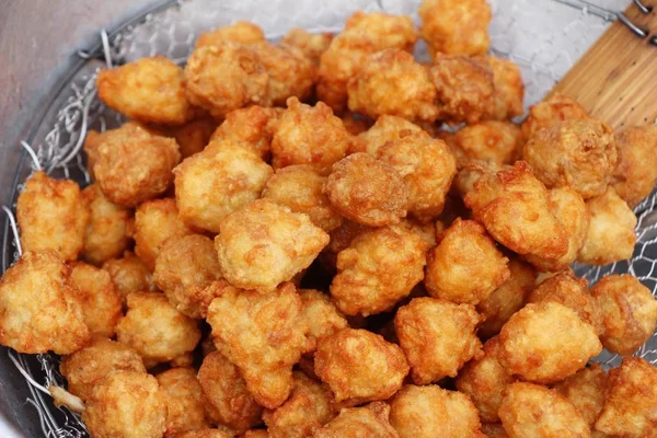 Nuggets de pollo frito deliciosos en la comida callejera —  Fotos de Stock