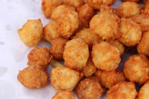 Nuggets de frango frito delicioso em comida de rua — Fotografia de Stock