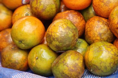 Turuncu meyve sokak gıda lezzetlidir