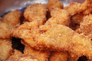 Kızarmış tavuk sokak gıda lezzetlidir