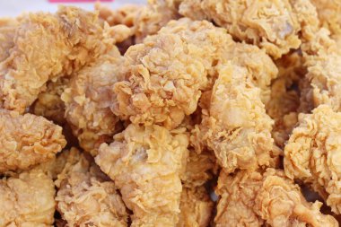 Kızarmış tavuk sokak gıda lezzetlidir