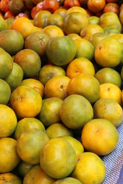 Fruta naranja es delicioso en la comida de la calle — Foto de Stock