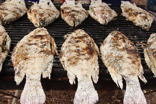 Gegrillter Fisch schmeckt beim Streetfood — Stockfoto