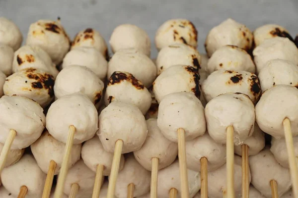 Polpette alla griglia è delizioso al cibo di strada — Foto Stock