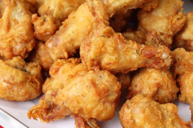 Kızarmış tavuk sokak gıda lezzetlidir