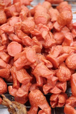 Kızarmış sosis sokak gıda lezzetlidir