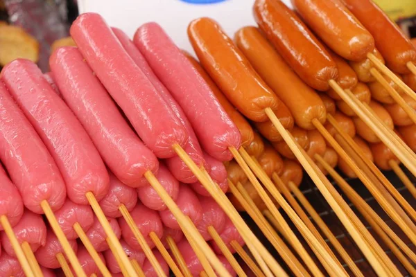 La salsiccia fritta è deliziosa al cibo di strada — Foto Stock