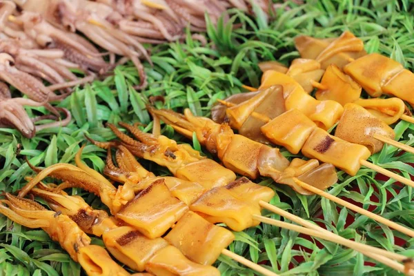 Calamar a la parrilla es delicioso en la comida callejera —  Fotos de Stock