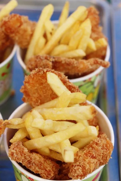 Batatas fritas e nuggets de frango frito delicioso — Fotografia de Stock