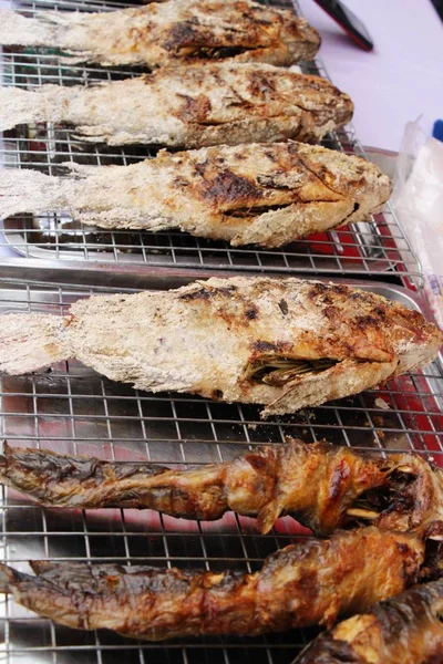 Izgara balık sokak gıda lezzetlidir