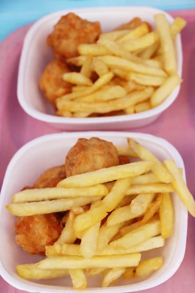Franse frietjes en gebakken kipnuggets heerlijke — Stockfoto
