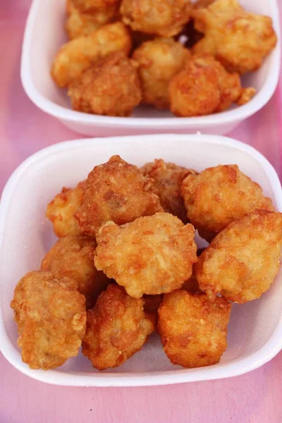 Gebratene Chicken Nuggets köstlich beim Streetfood — Stockfoto