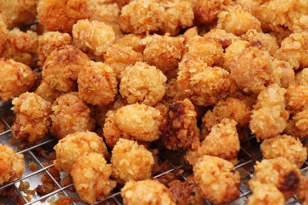 Nuggets de pollo frito deliciosos en la comida callejera —  Fotos de Stock