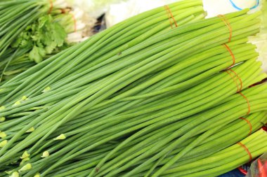 Soğan çiçek kök pazarda yemek pişirmek için