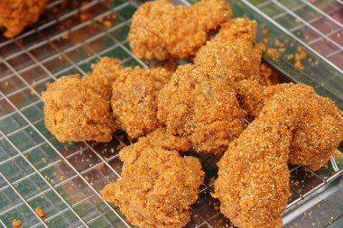 Kızarmış tavuk sokak gıda lezzetlidir