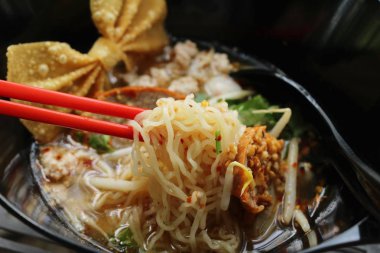 Domuz noodle ile sebze ve çorba lezzetli