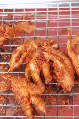 Kızarmış tavuk ayağı sokak gıda lezzetli