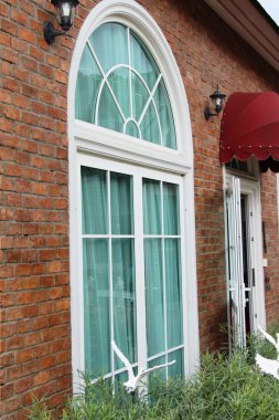 Vintage tarzı penceresi ve tuğla duvar olduğunu