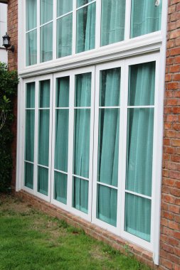 Vintage tarzı penceresi ve tuğla duvar olduğunu