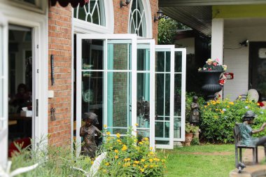 Vintage tarzı penceresi ve tuğla duvar olduğunu