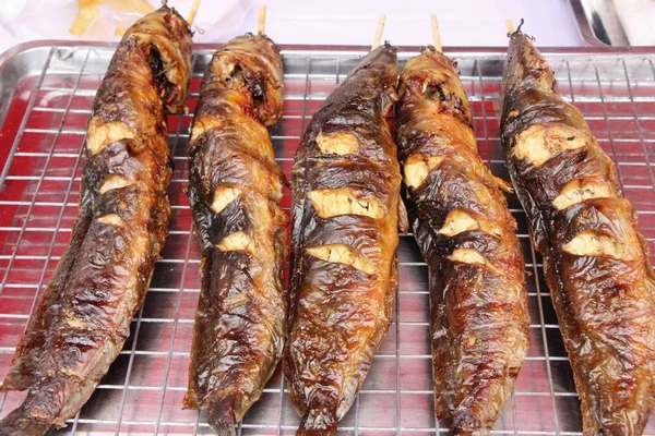 Pesce alla griglia è delizioso al cibo di strada — Foto Stock