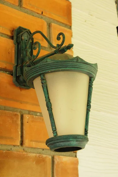 Lampe neben der Ziegelwand im Vintage-Stil — Stockfoto