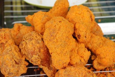 Kızarmış tavuk sokak gıda lezzetlidir