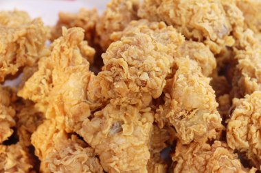 Kızarmış tavuk sokak gıda lezzetlidir